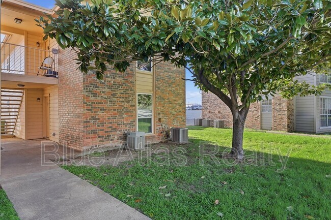 Building Photo - 8030 Cambridge Cir