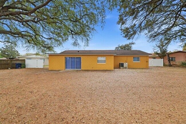 Building Photo - 2327 W Knollwood Pl