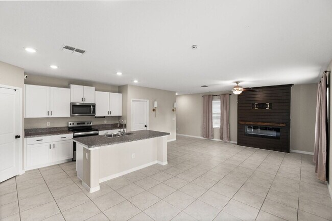 Building Photo - LIKE NEW Home For Rent in Sun City!