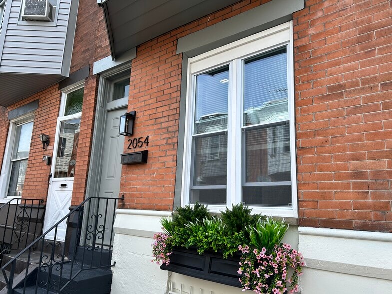 Building Photo - 2054 Mercy St