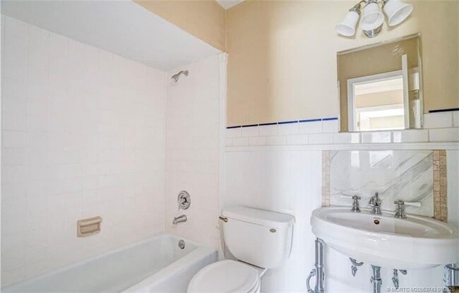 Building Photo - 820 NW 10th Terrace