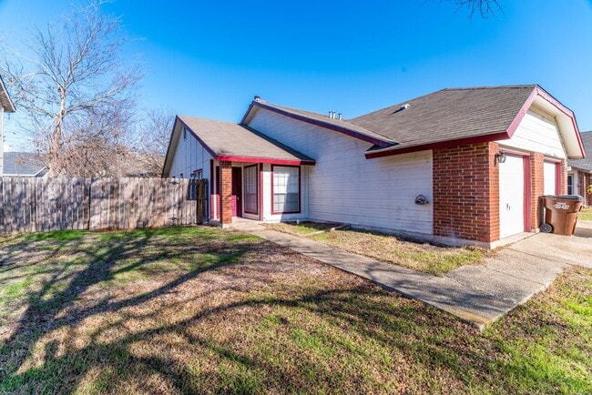 Building Photo - 2-BEDROOM DUPLEX
