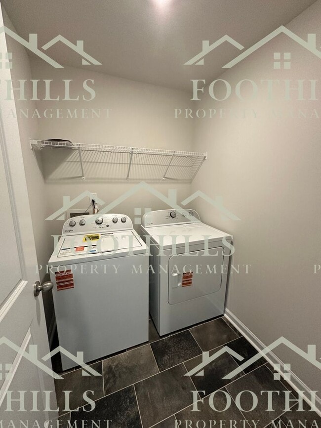 Building Photo - 104 Lowland Dr