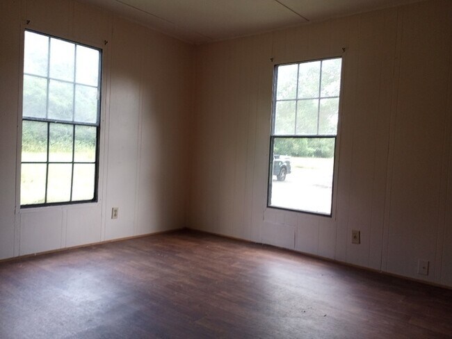 Building Photo - 3 Bedroom 2 Bathroom