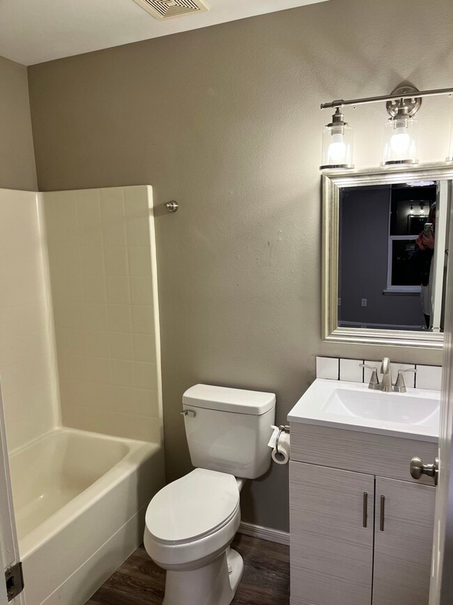 Building Photo - 1025 SE Freedom Cir