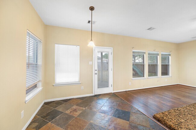 Building Photo - 10003 Lynette Falls Dr