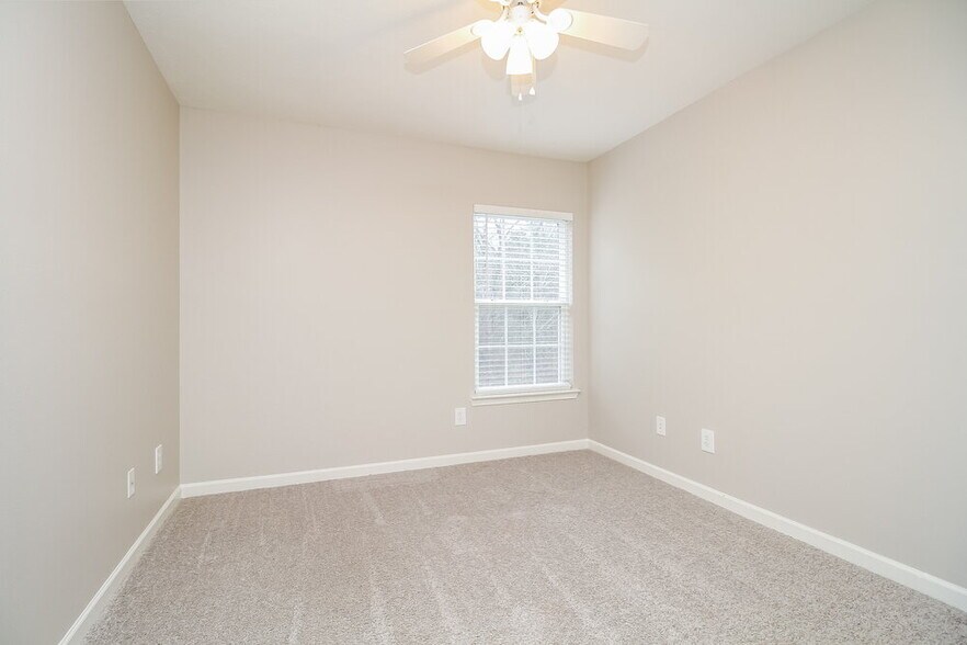 Building Photo - 913 Birchmill Point S