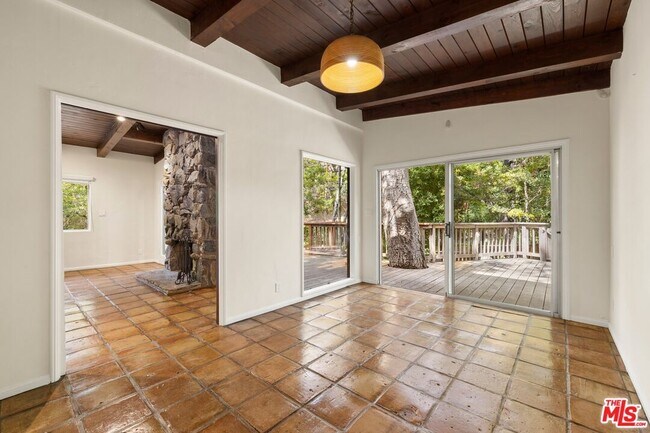 Building Photo - 2370 Nichols Canyon Rd