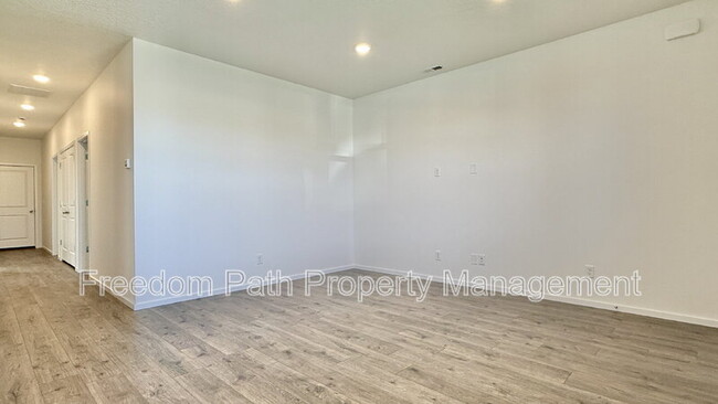 Building Photo - 5102 E Norma Ave