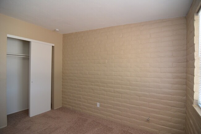 Building Photo - Charming 4 Bedroom 2 Bath Home! Great East...