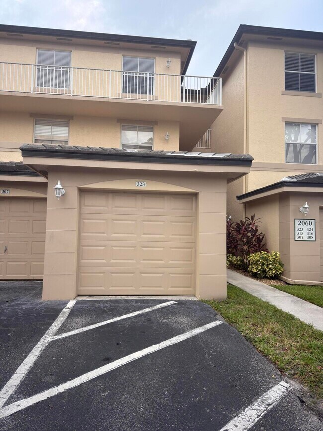 Building Photo - 2060 Greenview Shores Blvd