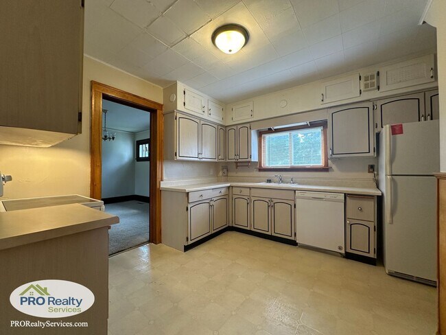 Building Photo - 3 Bedroom Plus Den Home in St. Paul