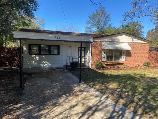 Primary Photo - **ON HOLD**4 Bedroom / 1 Bathroom Home for...