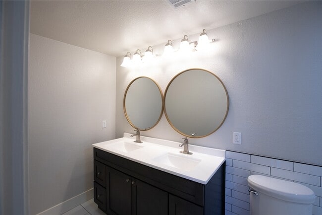 Building Photo - 1929 N Lake Trail