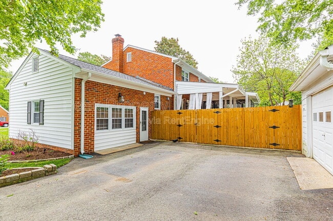 Building Photo - 9133 Robin Ridge Dr