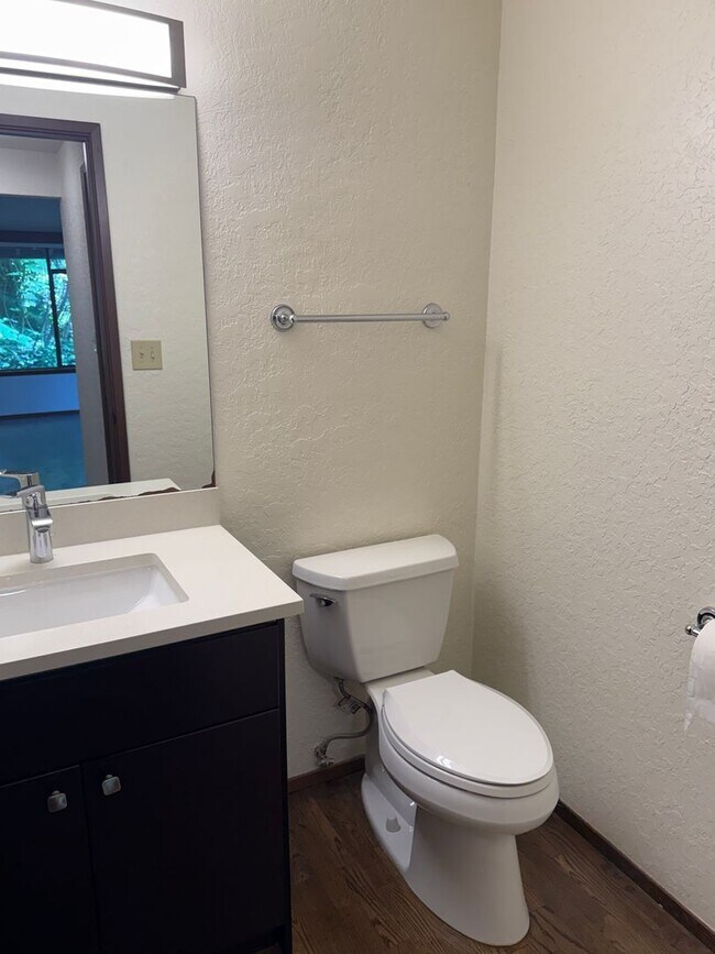 Building Photo - 3 Bed 2.5 Bath in the Heart of Bellevue