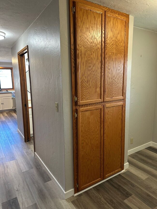 Building Photo - Updated 3 bedroom 1.5 bath house in Eugene!