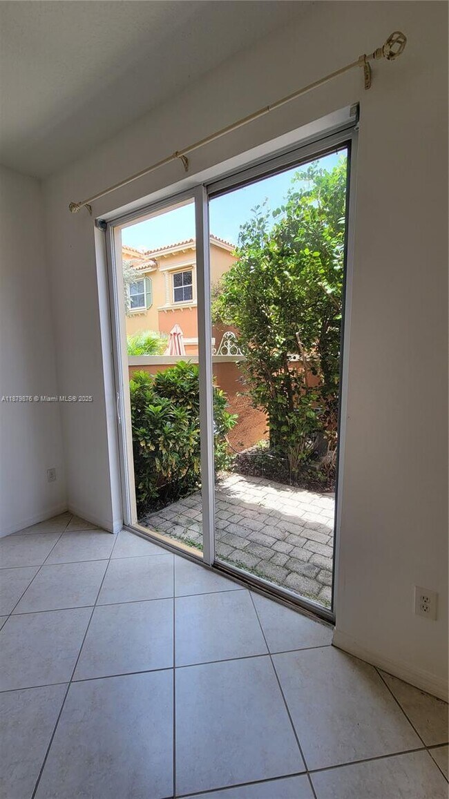 Building Photo - 5010 S Harbor Isles Dr