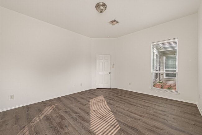 Building Photo - 14927 Tuttle Point Dr