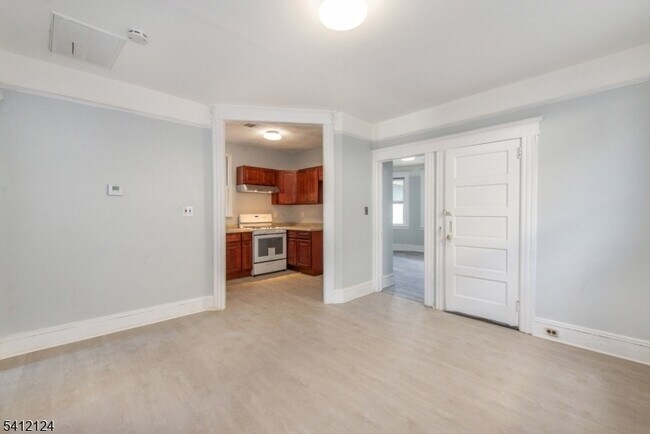 Building Photo - 51 Maple St