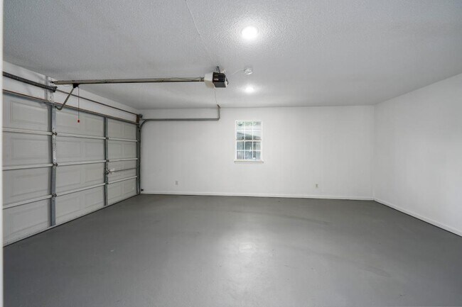 Building Photo - 132 King James Ct