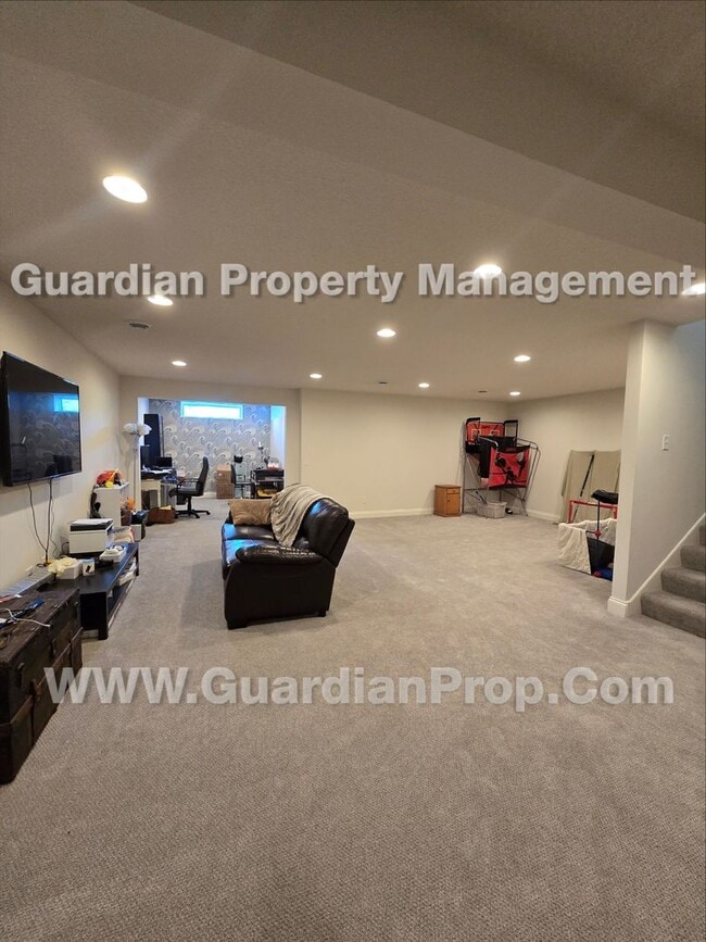 Building Photo - Chaska luxury home, Extra-large living areas, Owners suite, Walkout patio
