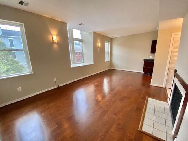 Building Photo - Dupont - West End Fabulous studio with decorative Fireplace & W/D