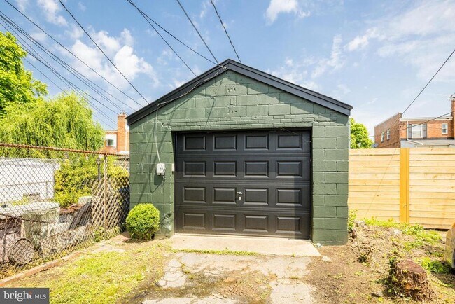 Building Photo - 241 Lynhaven Dr