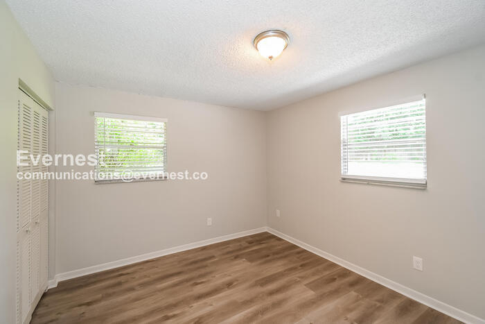 Building Photo - 3323 Lakemar Pl