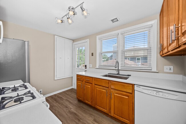 Building Photo - 548 Prairie Ave