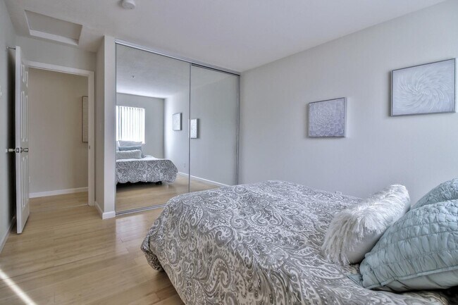 Building Photo - 880 E Fremont Ave