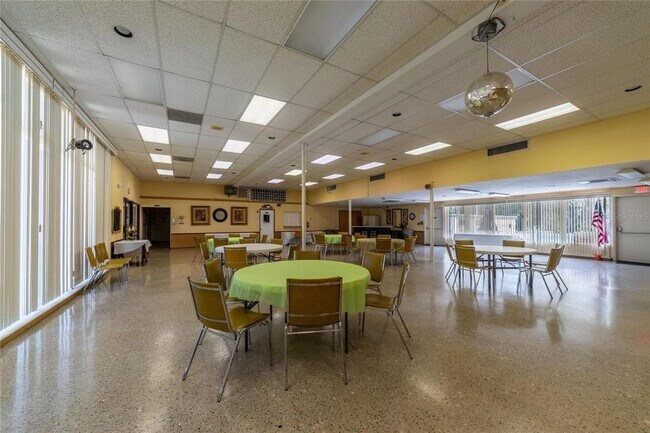 Building Photo - 2127 Scotland Dr