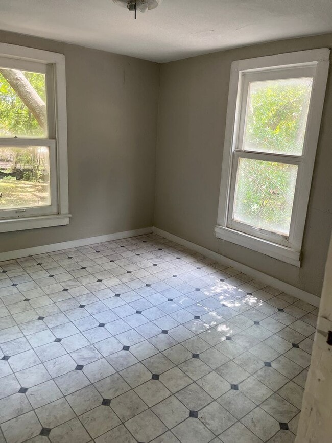 Building Photo - Newly Renovated Apartment
