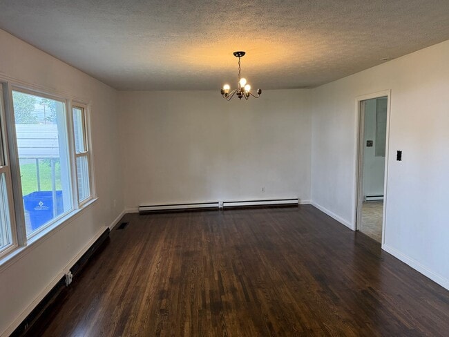 Building Photo - 3 Bed/1.5 Bath House