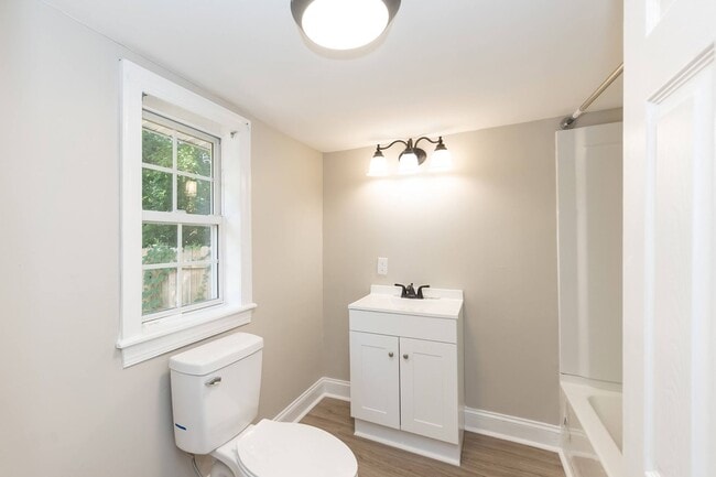 Building Photo - Two Bedroom Home!