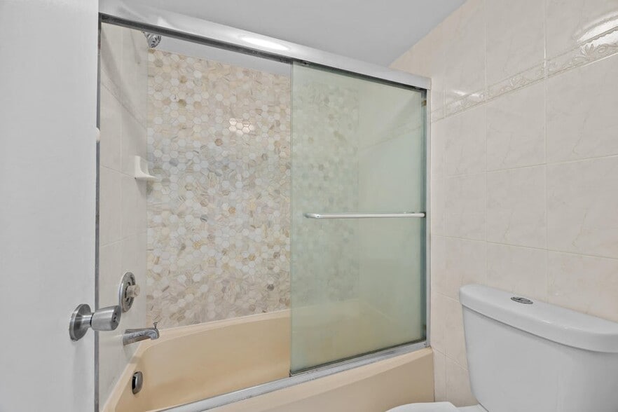 Building Photo - 9905 Pineapple Tree Dr