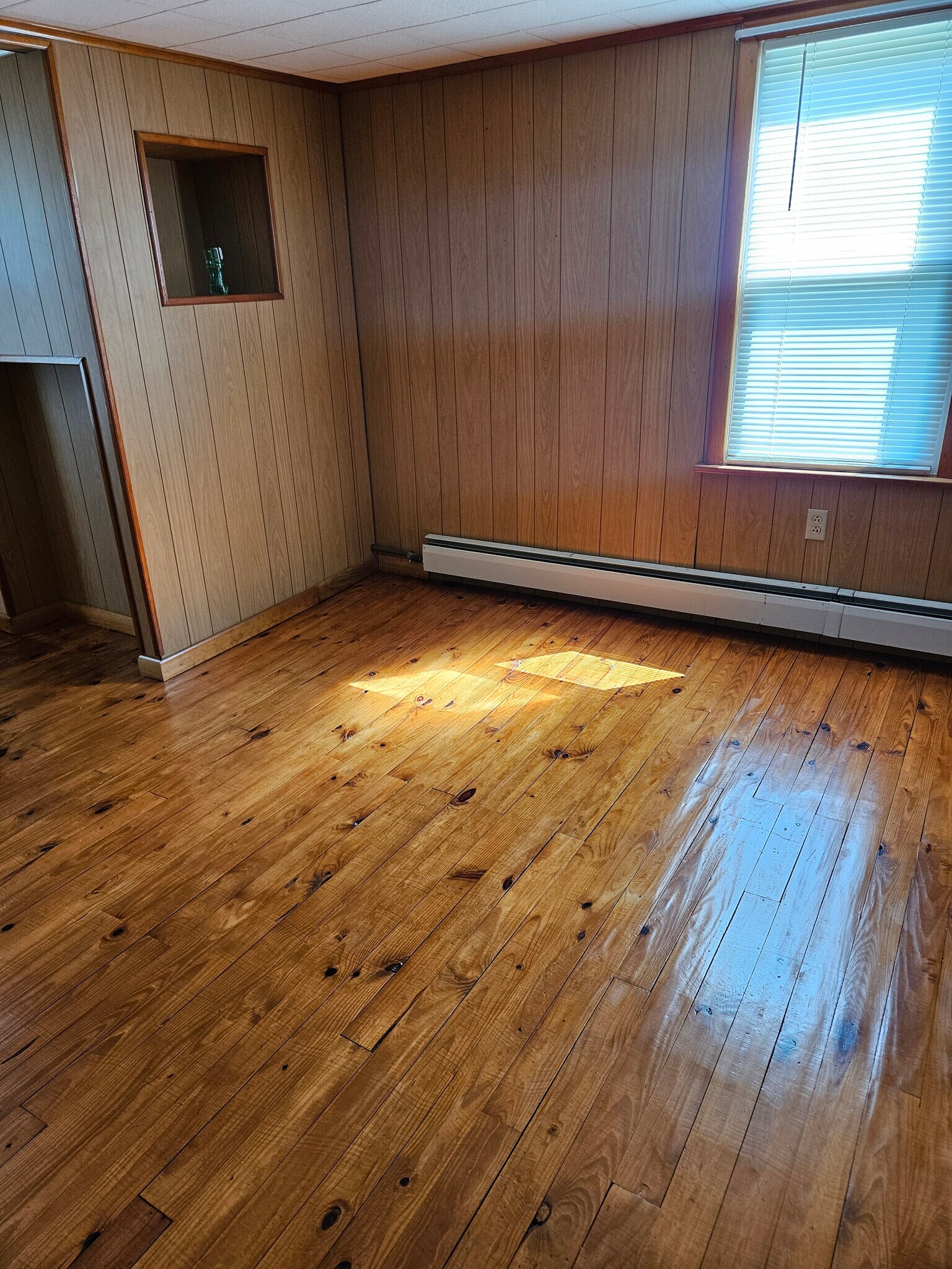 2nd floor room 2 - 13 Williams Ln