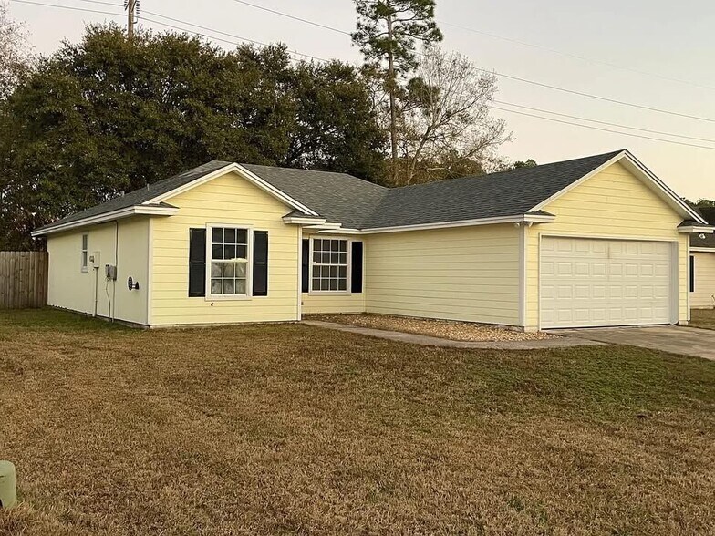 Building Photo - 329 Hallowes Dr E