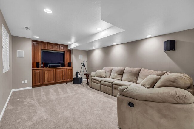 Building Photo - 5BR Sandy Home w/ NEW Flooring, Huge Basement & Large Backyard