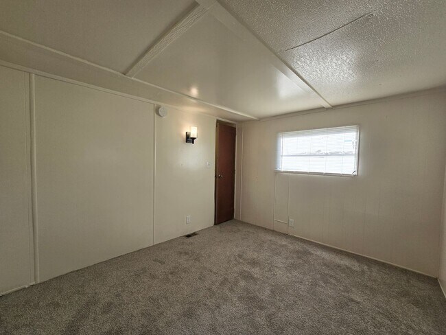 Building Photo - 2 bed 1 bath Home *Section 8 Welcome*
