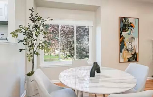 Building Photo - 549 University Ave