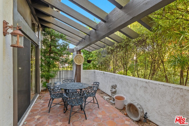 Building Photo - 1561 Palisades Dr