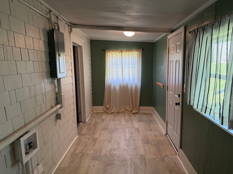 laundry room - 210 S Jefferson St