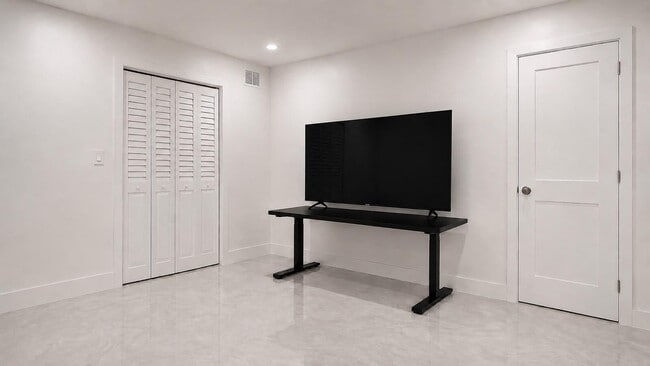 Building Photo - 6249 Bay Club Dr