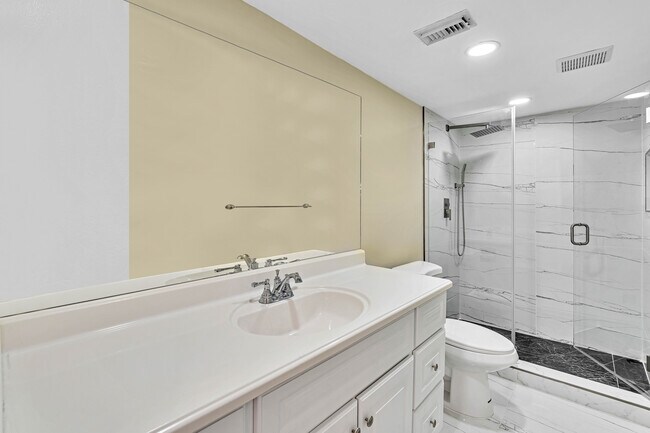 Building Photo - 3113 San Fernando Dr