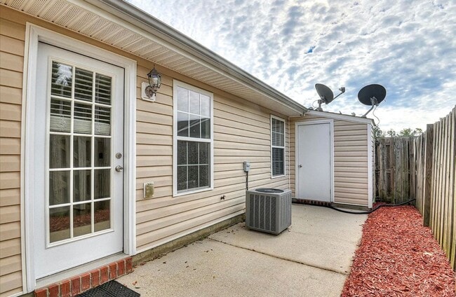 Building Photo - Updated 2 BR, 2 BA Townhome