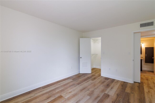 Building Photo - 8870 Fontainebleau Blvd