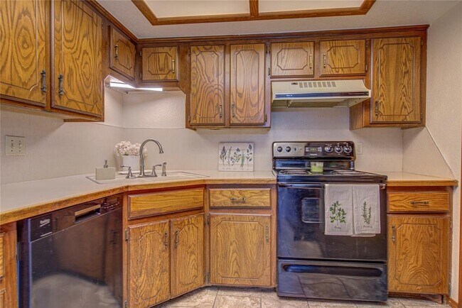 Building Photo - 2109 Shamrock Dr