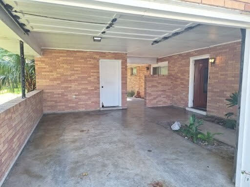 Building Photo - 858 Victory Dr
