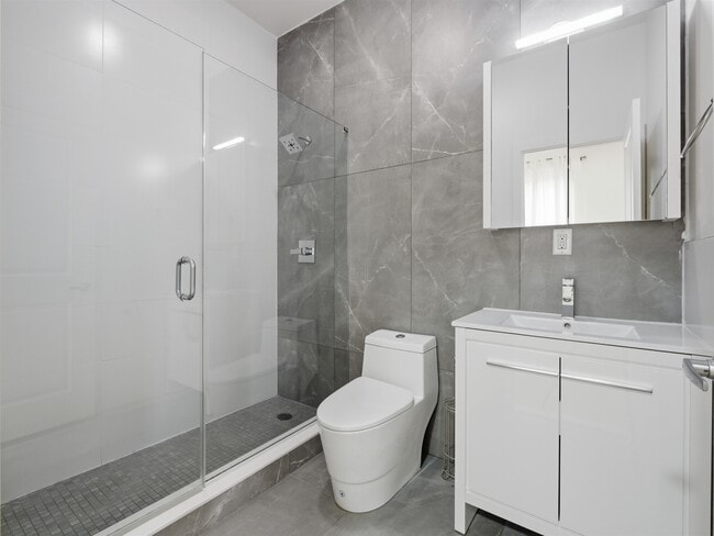 Building Photo - 32 Charles St